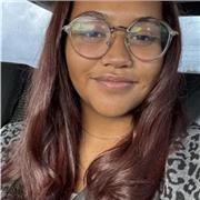 Imparto clases de español a extranjeros para desarrollar sus habilidades comunicativas.